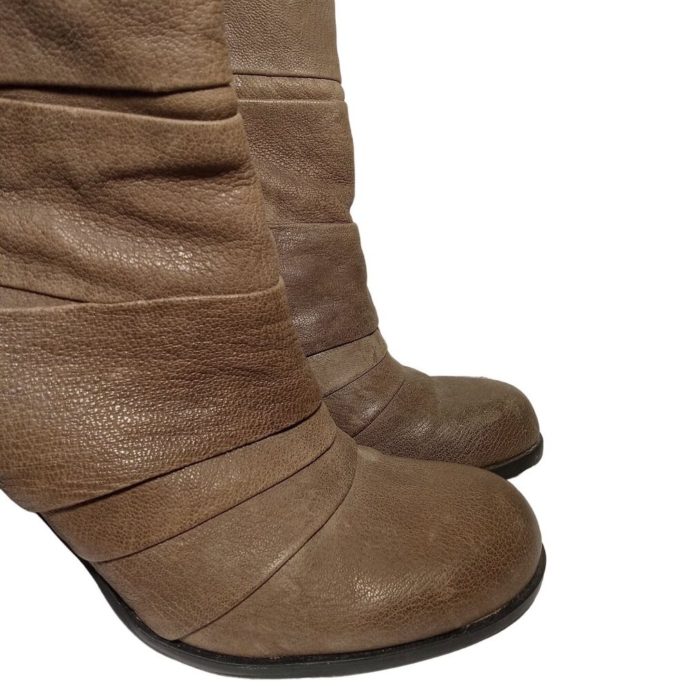 Vince Camuto Belta Ankle Boots Taupe Brown Sz 8.5 Stacked Heel Zipper Pleated - Picture 3 of 16